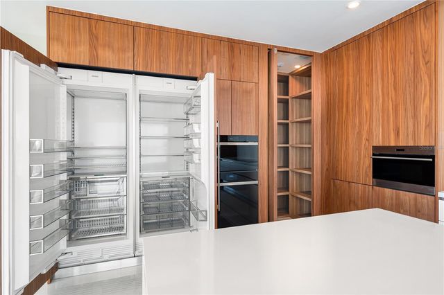 111 GOLDEN GATE POINT 701PH, Sarasota, FL 34236