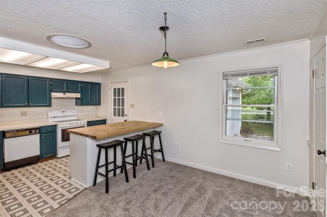 7 Teaneck Circle, Hendersonville, NC 28791