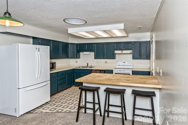 7 Teaneck Circle, Hendersonville, NC 28791