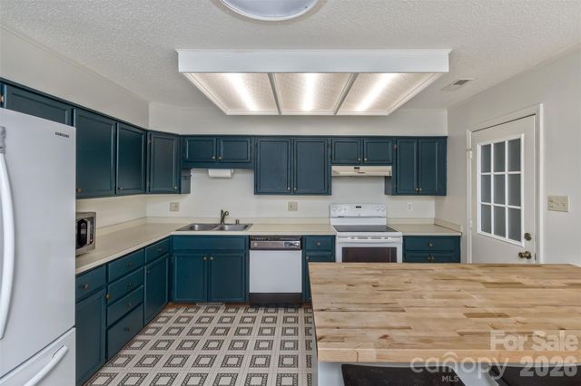 7 Teaneck Circle, Hendersonville, NC 28791