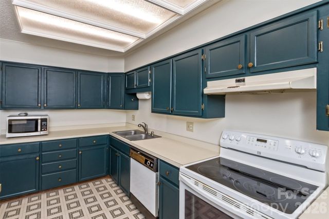 7 Teaneck Circle, Hendersonville, NC 28791