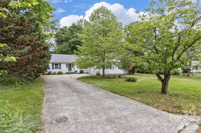 7 Teaneck Circle, Hendersonville, NC 28791