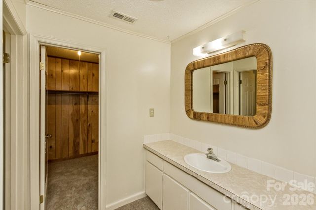 7 Teaneck Circle, Hendersonville, NC 28791