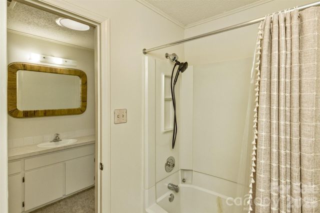 7 Teaneck Circle, Hendersonville, NC 28791