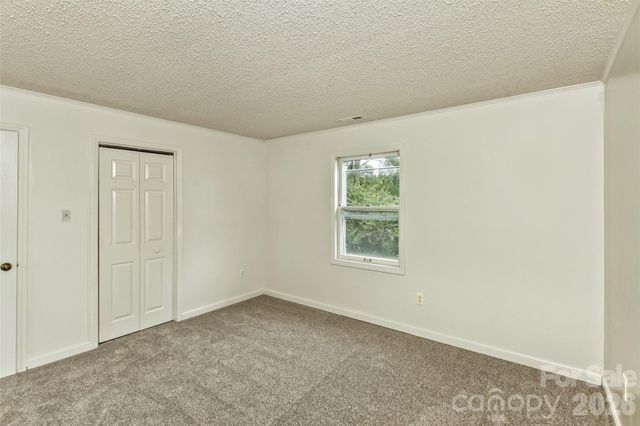 7 Teaneck Circle, Hendersonville, NC 28791