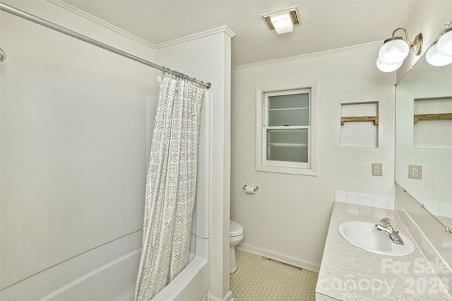 7 Teaneck Circle, Hendersonville, NC 28791