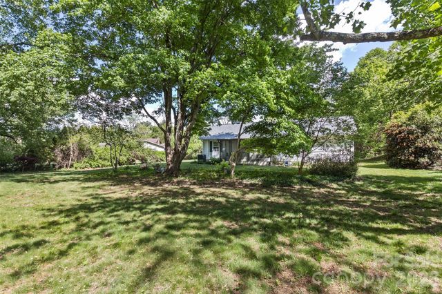 7 Teaneck Circle, Hendersonville, NC 28791