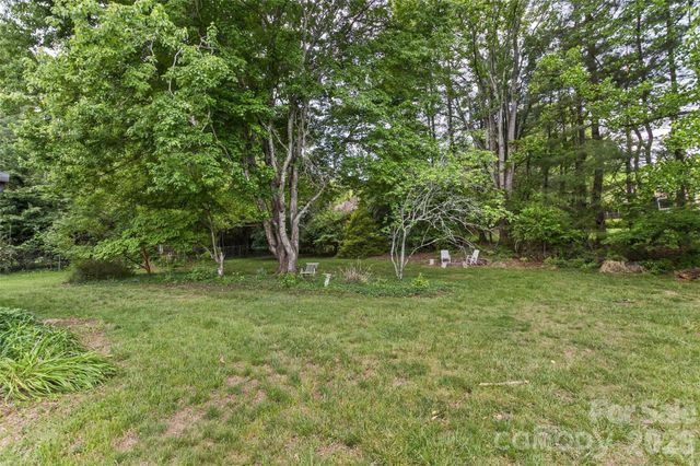 7 Teaneck Circle, Hendersonville, NC 28791