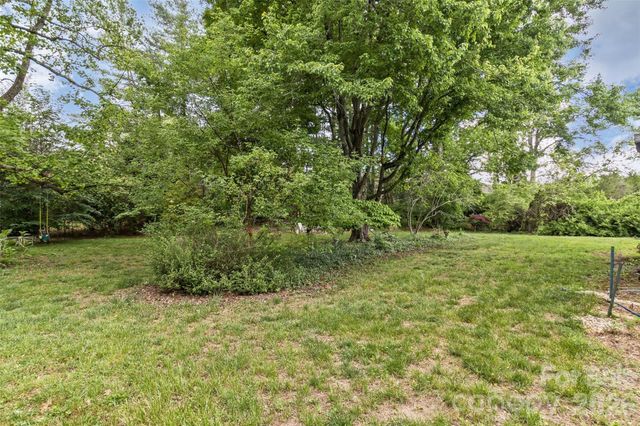 7 Teaneck Circle, Hendersonville, NC 28791