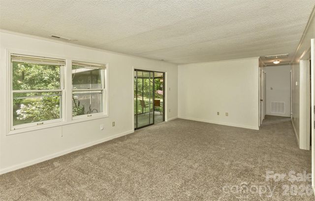7 Teaneck Circle, Hendersonville, NC 28791