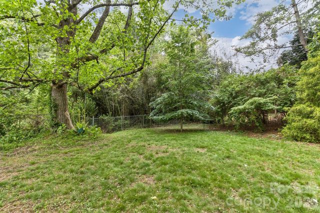 7 Teaneck Circle, Hendersonville, NC 28791