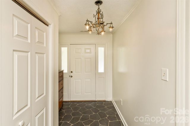 7 Teaneck Circle, Hendersonville, NC 28791