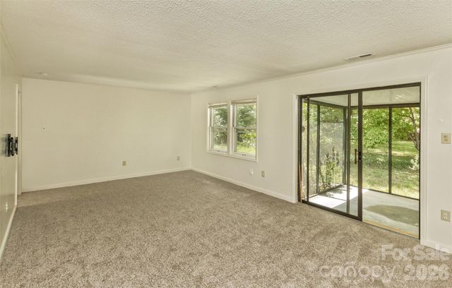 7 Teaneck Circle, Hendersonville, NC 28791