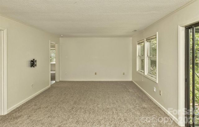 7 Teaneck Circle, Hendersonville, NC 28791