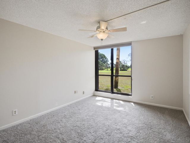 5390 WOODLAND LAKES Drive 104, Palm Beach Gardens, FL 33418
