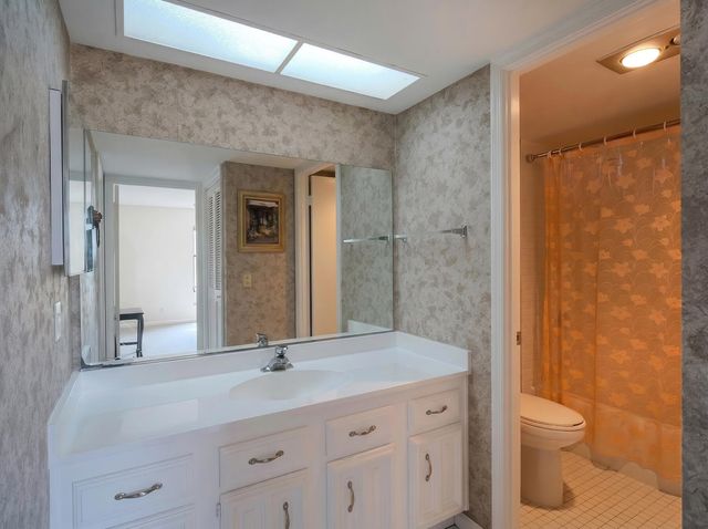 5390 WOODLAND LAKES Drive 104, Palm Beach Gardens, FL 33418