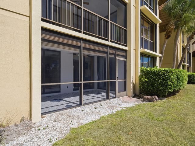5390 WOODLAND LAKES Drive 104, Palm Beach Gardens, FL 33418