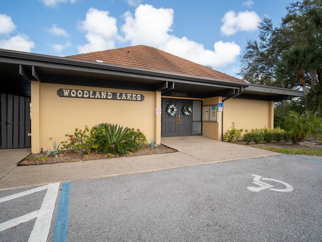 5390 WOODLAND LAKES Drive 104, Palm Beach Gardens, FL 33418