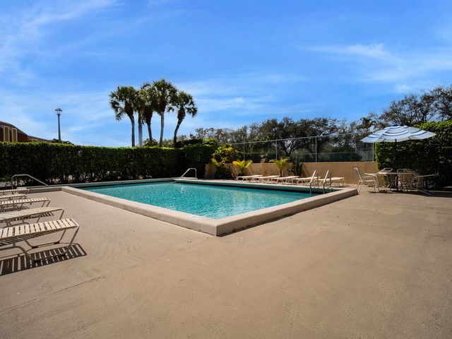5390 WOODLAND LAKES Drive 104, Palm Beach Gardens, FL 33418