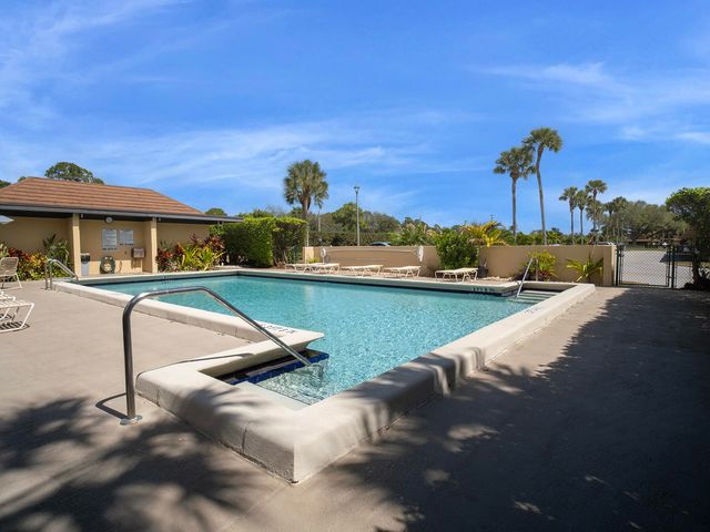 5390 WOODLAND LAKES Drive 104, Palm Beach Gardens, FL 33418