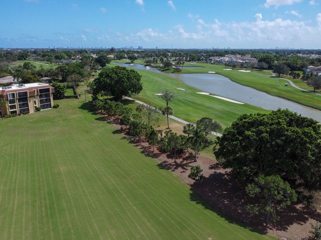 5390 WOODLAND LAKES Drive 104, Palm Beach Gardens, FL 33418