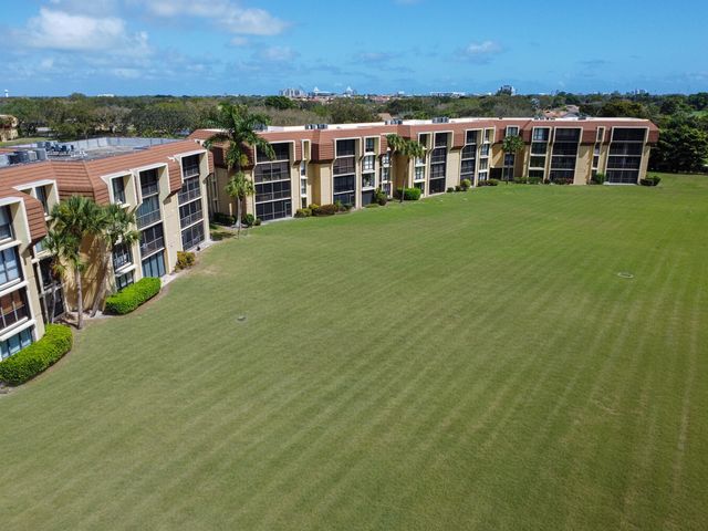 5390 WOODLAND LAKES Drive 104, Palm Beach Gardens, FL 33418