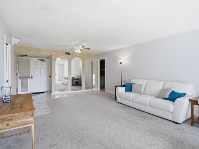 5390 WOODLAND LAKES Drive 104, Palm Beach Gardens, FL 33418