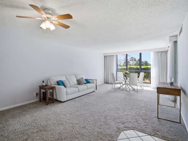 5390 WOODLAND LAKES Drive 104, Palm Beach Gardens, FL 33418