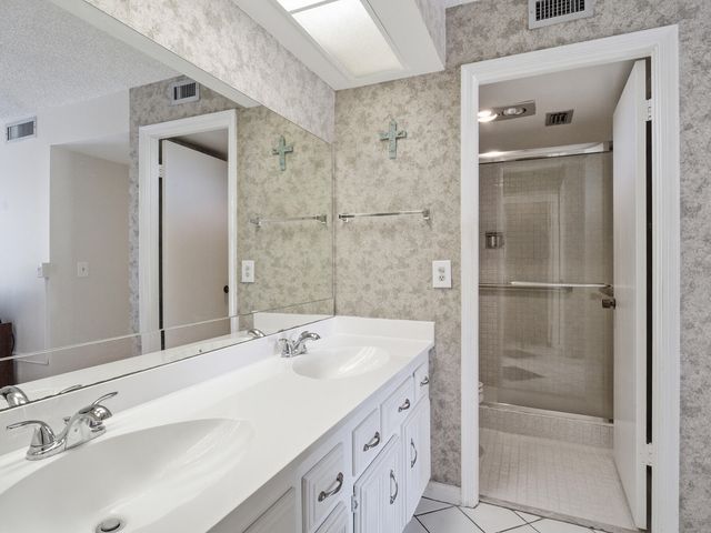 5390 WOODLAND LAKES Drive 104, Palm Beach Gardens, FL 33418