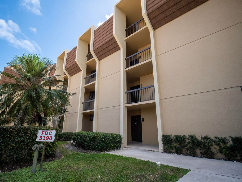 5390 WOODLAND LAKES Drive 104, Palm Beach Gardens, FL 33418