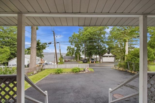 110 Maxim Dr, Hopatcong Boro, NJ 07843