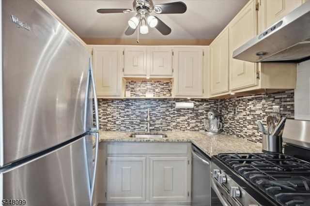 110 Maxim Dr, Hopatcong Boro, NJ 07843