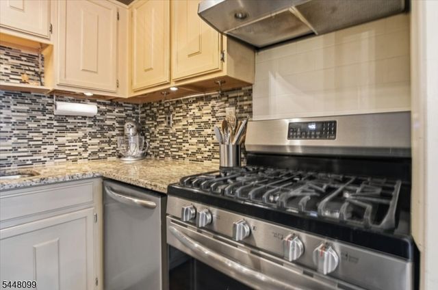 110 Maxim Dr, Hopatcong Boro, NJ 07843