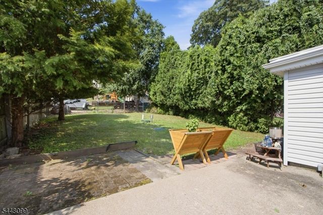 110 Maxim Dr, Hopatcong Boro, NJ 07843
