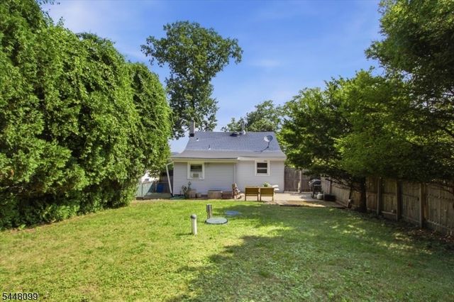 110 Maxim Dr, Hopatcong Boro, NJ 07843
