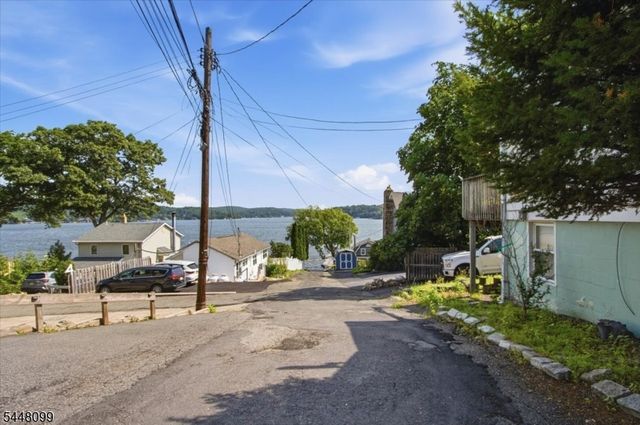 110 Maxim Dr, Hopatcong Boro, NJ 07843