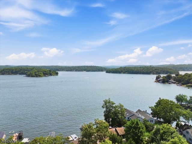 110 Maxim Dr, Hopatcong Boro, NJ 07843