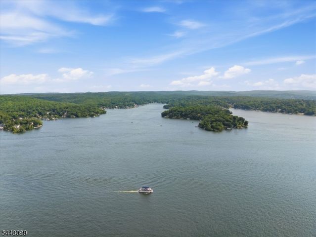 110 Maxim Dr, Hopatcong Boro, NJ 07843