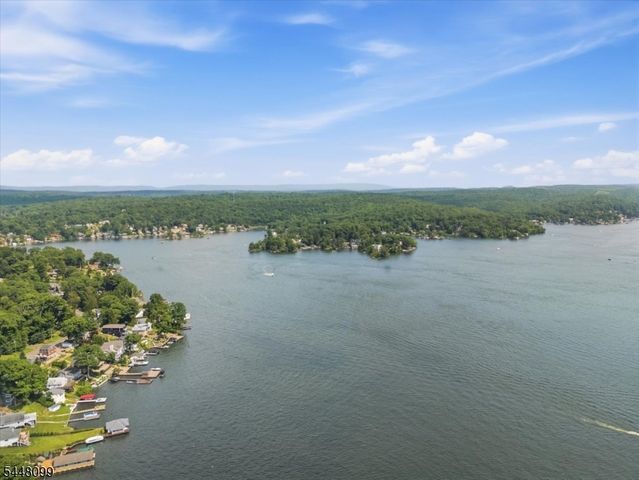 110 Maxim Dr, Hopatcong Boro, NJ 07843
