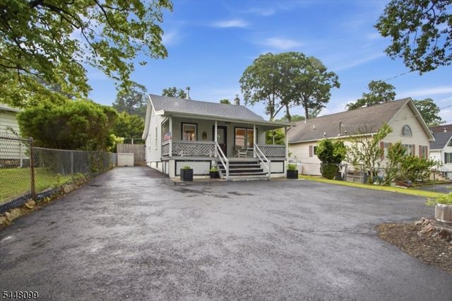 110 Maxim Dr, Hopatcong Boro, NJ 07843