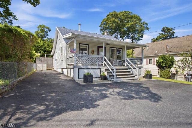 110 Maxim Dr, Hopatcong Boro, NJ 07843