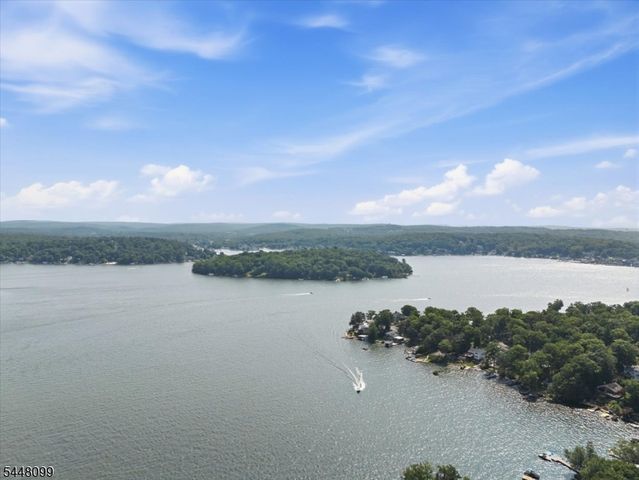 110 Maxim Dr, Hopatcong Boro, NJ 07843