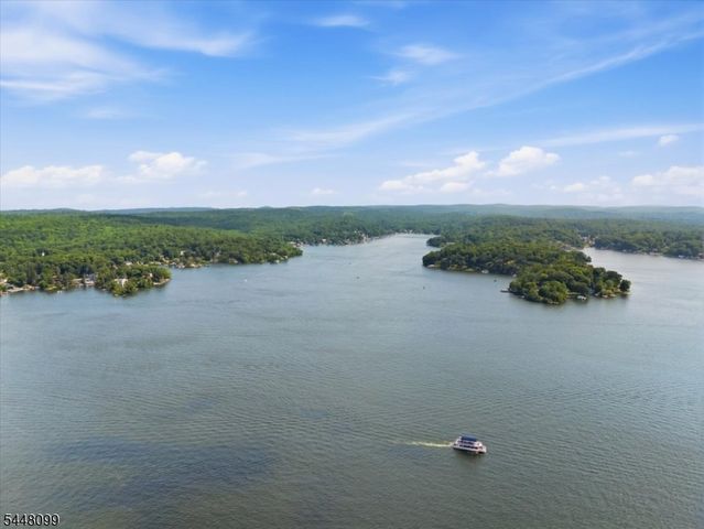 110 Maxim Dr, Hopatcong Boro, NJ 07843