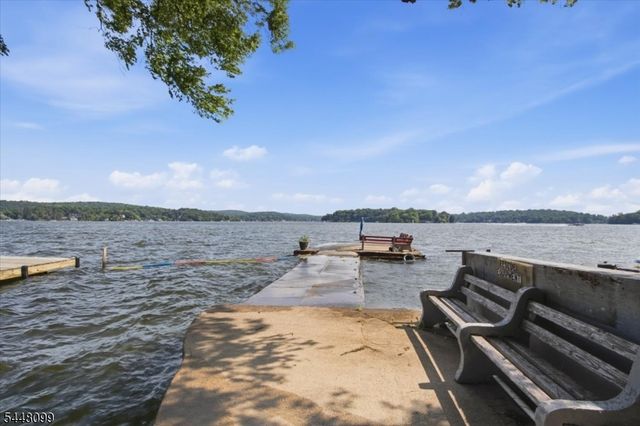 110 Maxim Dr, Hopatcong Boro, NJ 07843