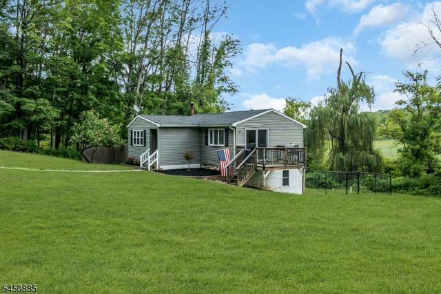96 Mount View St, Newton Town, NJ 07860