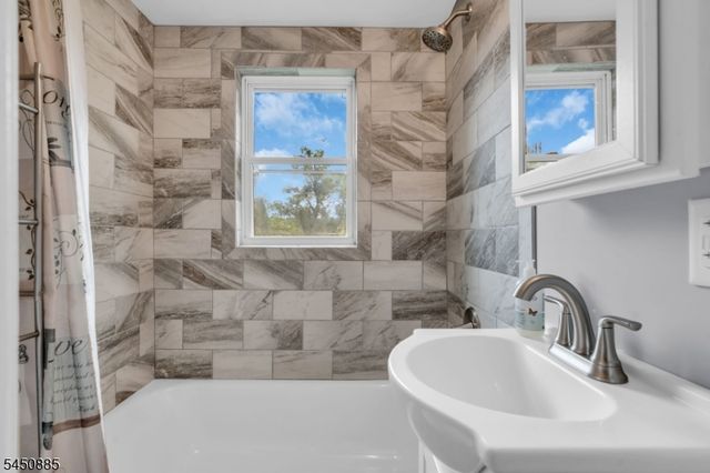 96 Mount View St, Newton Town, NJ 07860