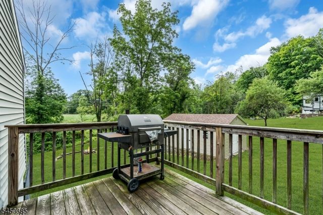 96 Mount View St, Newton Town, NJ 07860