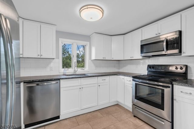96 Mount View St, Newton Town, NJ 07860