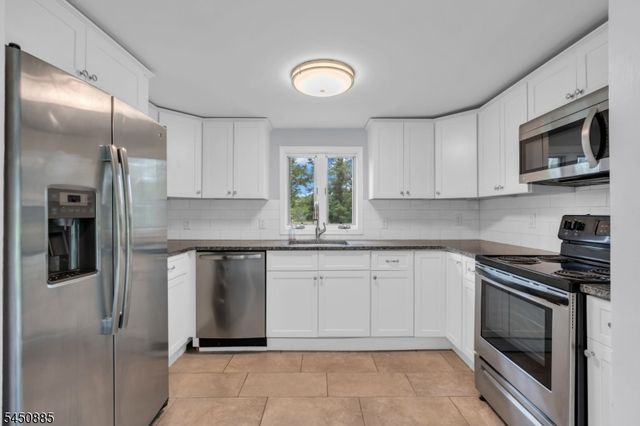 96 Mount View St, Newton Town, NJ 07860