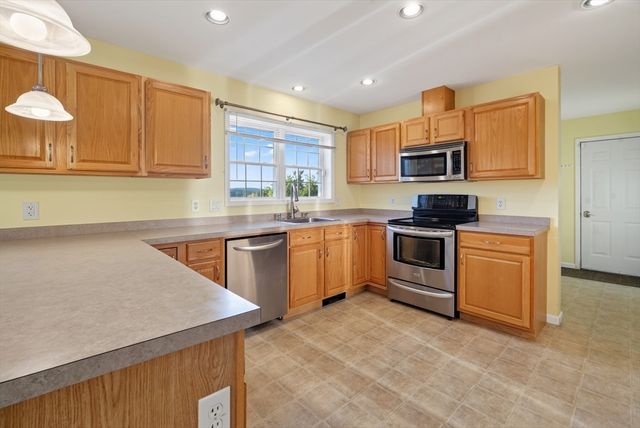 36 Mcintyre Rd, Oxford, MA 01537